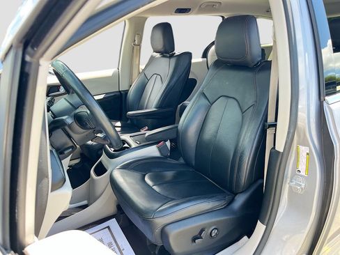 Used 2018 Chrysler Pacifica Touring-L Plus FWD image 21