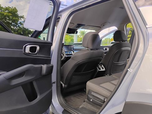Used 2023 Kia Sorento LX image 8