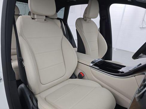 Used 2025 Mercedes-Benz GLC 300 image 10