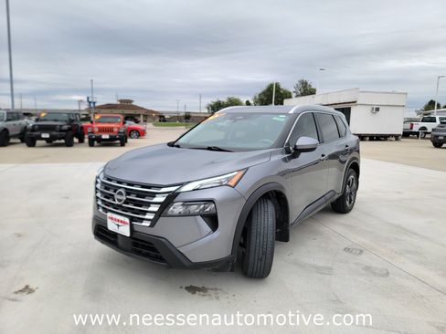 Used 2024 Nissan Rogue SV w/ SV Premium Package image 3