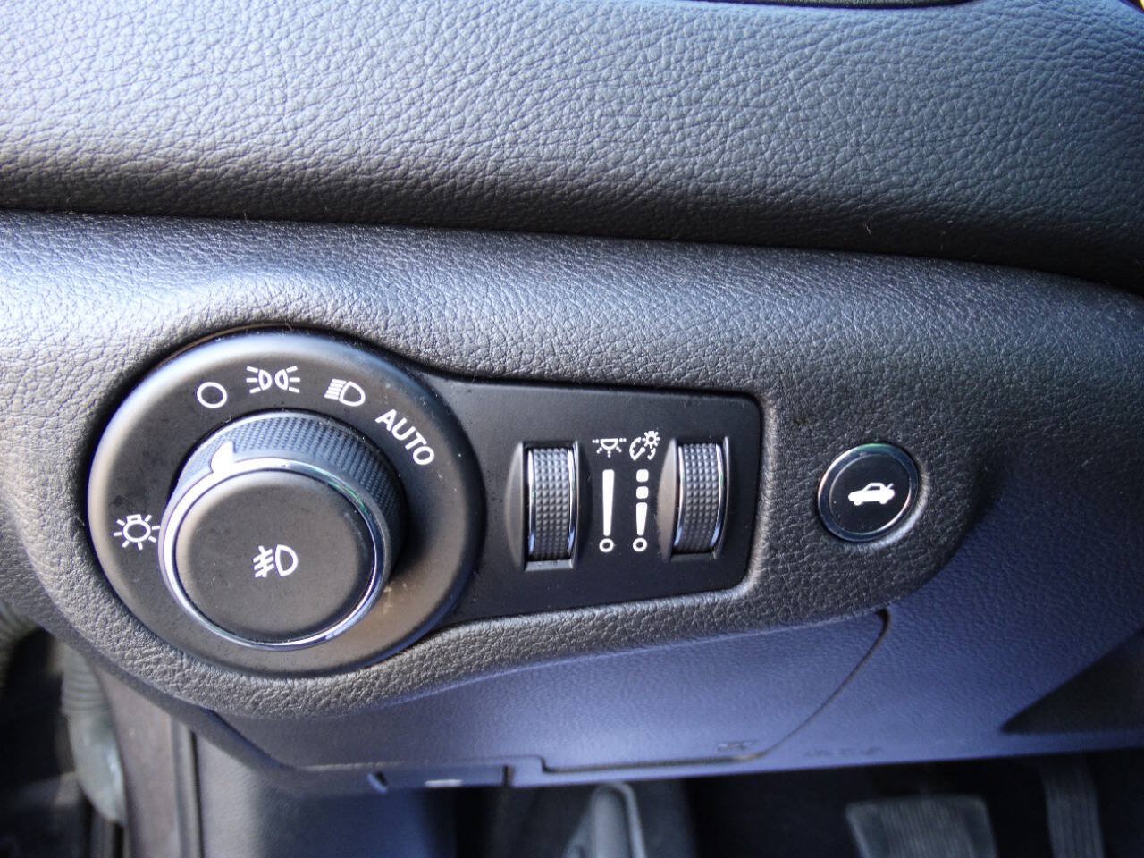 Used 2016 Chrysler 200 Limited FWD image 18