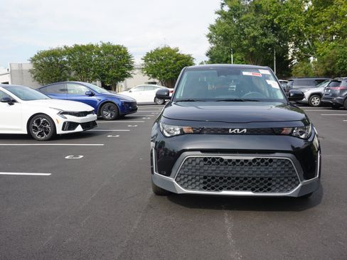 Used 2023 Kia Soul LX w/ LX Technology Package FWD image 2