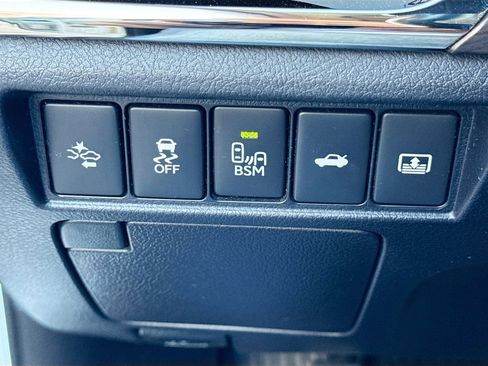 Used 2018 Toyota Avalon Limited image 12