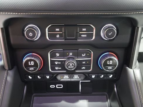 Used 2024 Chevrolet Tahoe Premier AWD/4WD image 34