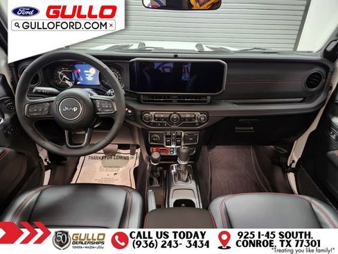 Used 2025 Jeep Wrangler Unlimited Rubicon image 12