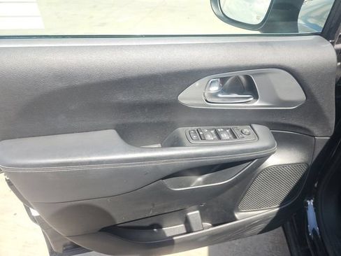 Used 2023 Chrysler Pacifica Touring FWD image 7
