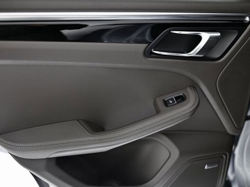 Used 2021 Porsche Macan image 25