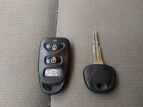 Used 2017 Hyundai Elantra SE image 32