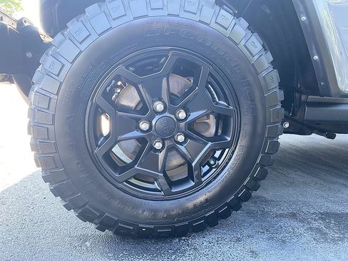 Used 2021 Jeep Gladiator Sport AWD/4WD image 8