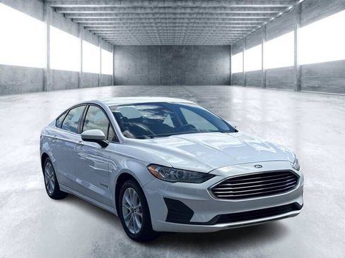 Used 2019 Ford Fusion SE FWD image 2