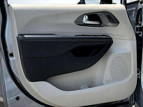 Used 2024 Chrysler Pacifica Touring-L FWD image 19