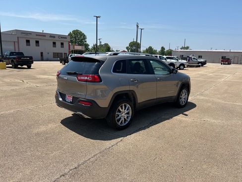 Used 2018 Jeep Cherokee Limited image 5