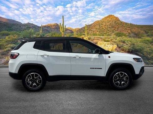 Used 2025 Jeep Compass Trailhawk AWD/4WD image 3