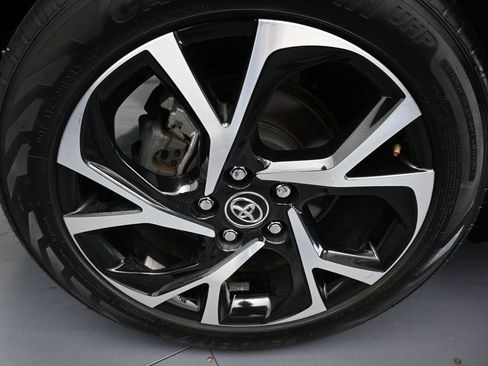 Used 2019 Toyota C-HR XLE FWD image 40