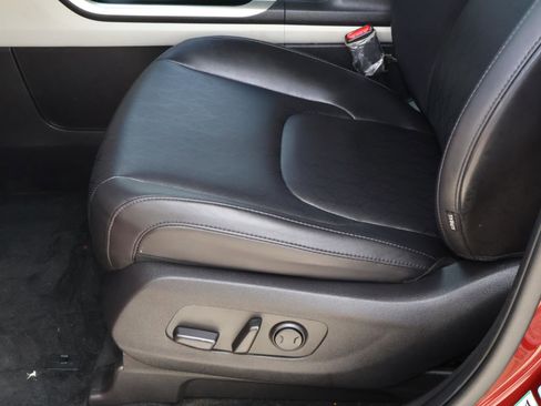 Used 2023 Kia Carnival LX image 16