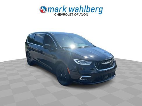 Used 2025 Chrysler Pacifica Select FWD image 2