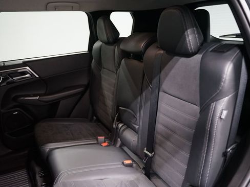 Used 2025 Mitsubishi Outlander SE FWD image 16