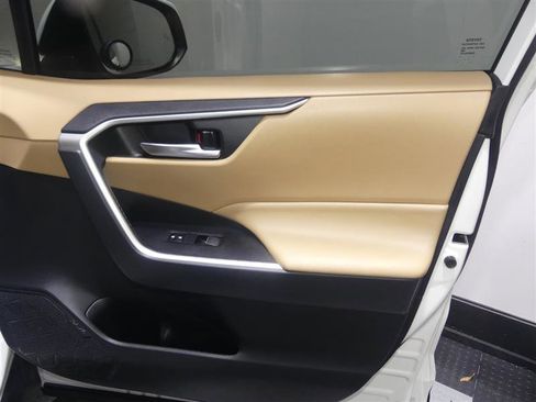 Used 2019 Toyota RAV4 XLE Premium image 19