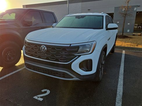 Used 2024 Volkswagen Atlas Cross Sport SE image 1