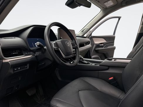 Used 2024 Toyota Grand Highlander AWD image 10