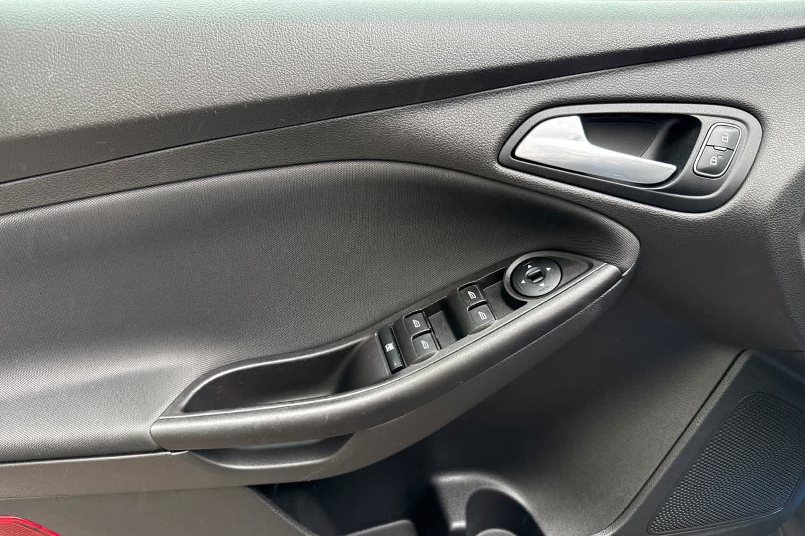 Used 2018 Ford Focus SE w/ Cold Weather Package FWD image 12