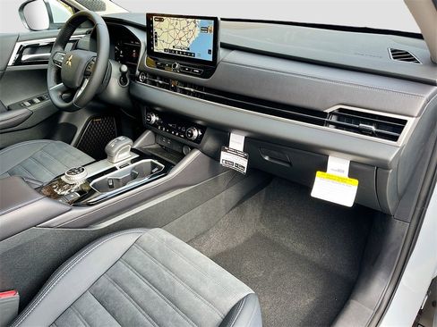 New 2025 Mitsubishi Outlander SE image 30