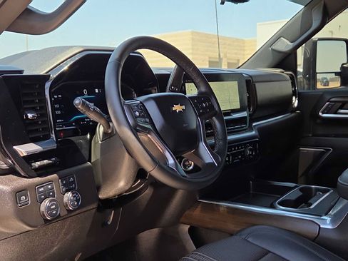 Used 2025 Chevrolet Silverado 2500 High Country w/ Technology Package AWD/4WD image 10