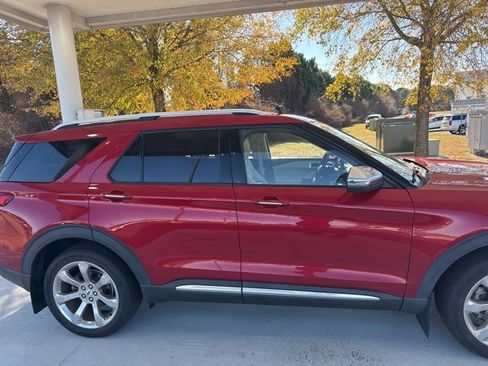 Used 2020 Ford Explorer Platinum w/ Premium Technology Package image 2