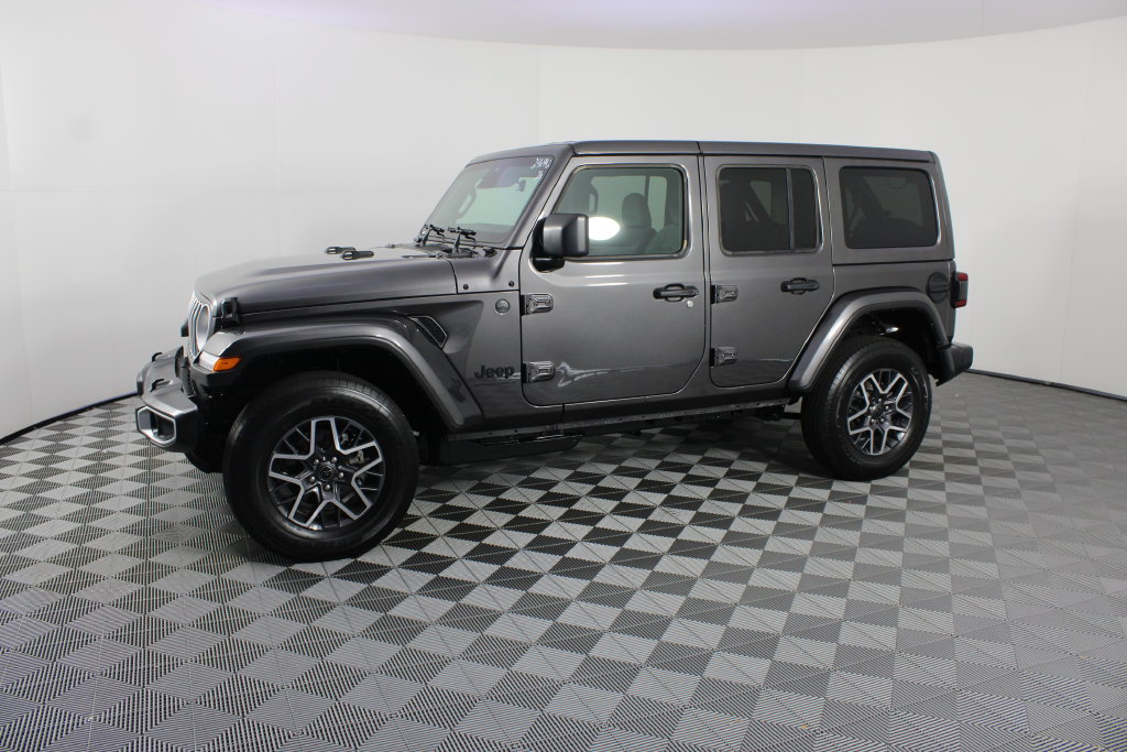 Used 2026 Jeep Wrangler Unlimited Sahara AWD/4WD image 3
