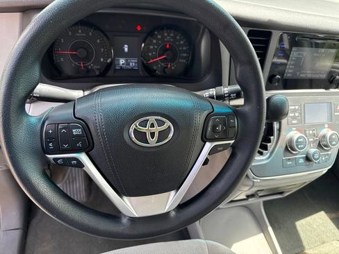 Used 2017 Toyota Sienna L FWD image 15
