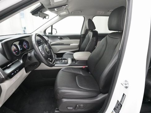 Certified 2024 Kia Carnival LX image 7