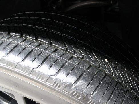 Used 2024 GMC Yukon XL SLT w/ SLT Luxury Package image 7