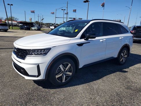 Used 2022 Kia Sorento S w/ Panoramic Sunroof Package image 2