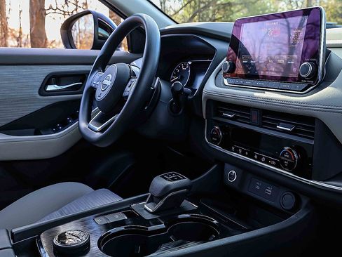 Used 2023 Nissan Rogue SV image 25