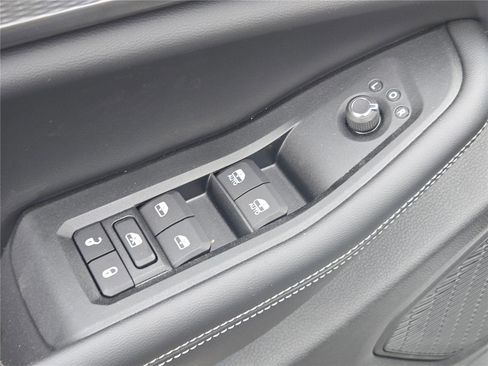 Used 2025 Jeep Grand Cherokee L Laredo image 25