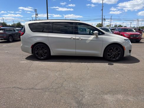 Used 2020 Chrysler Pacifica Limited w/ S Appearance Package FWD image 6
