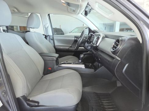 Used 2017 Toyota Tacoma SR5 AWD/4WD image 30
