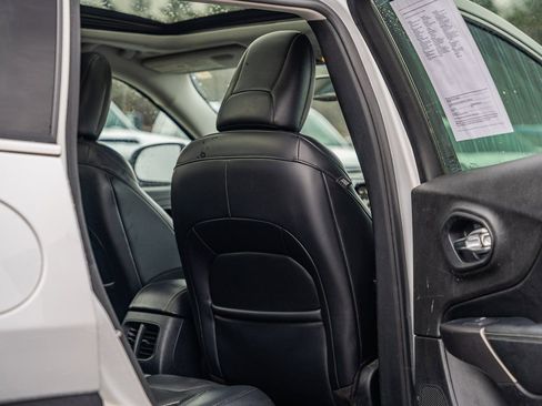 Used 2019 Jeep Cherokee Limited AWD/4WD image 14