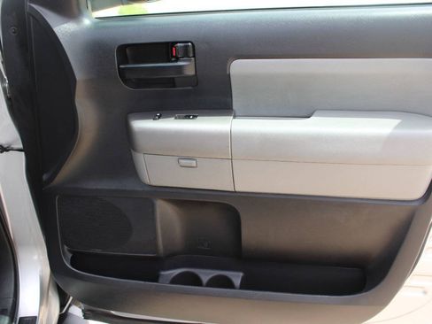 Used 2017 Toyota Sequoia SR5 AWD/4WD image 12