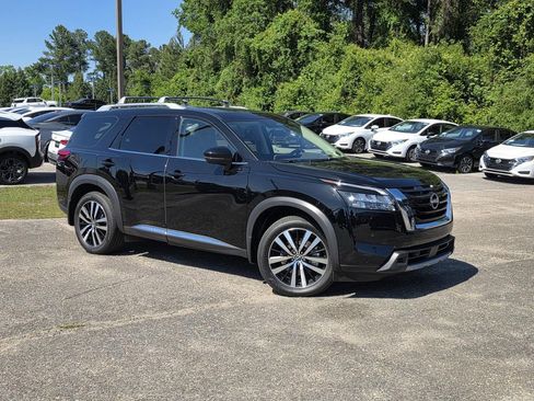 Used 2025 Nissan Pathfinder Platinum AWD/4WD image 2
