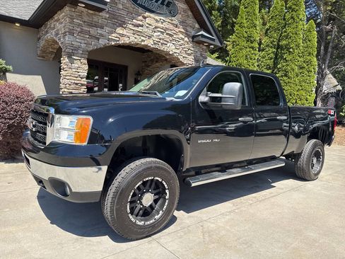 Used 2011 GMC Sierra 2500 SLE w/ SLE Preferred Package AWD/4WD image 2