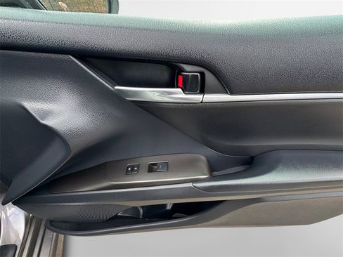 Used 2022 Toyota Camry SE image 28