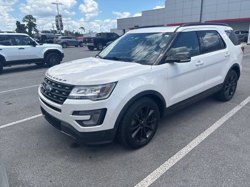 Used 2017 Ford Explorer XLT w/ Equipment Group 202A FWD image 7