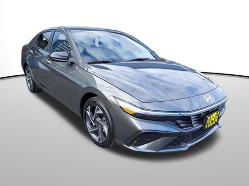 New 2025 Hyundai Elantra SEL image 3