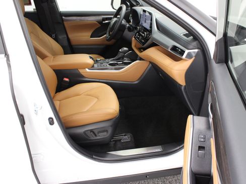 Used 2026 Toyota Highlander Platinum AWD/4WD image 41