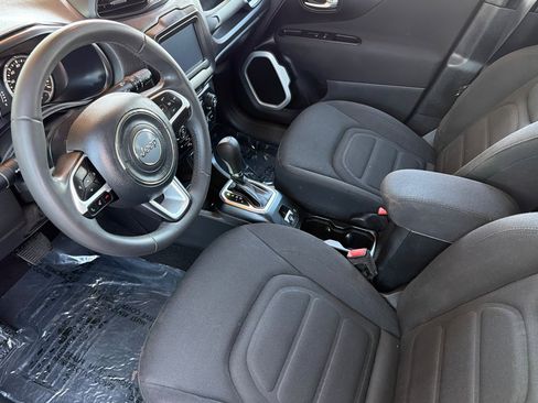 Used 2019 Jeep Renegade Latitude FWD image 11