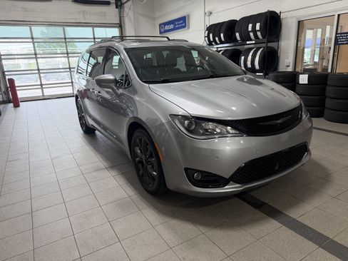 Used 2018 Chrysler Pacifica Limited w/ Advanced Safetytec Group FWD image 1