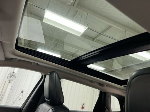 Used 2017 Jeep Cherokee Limited w/ Luxury Group image 18