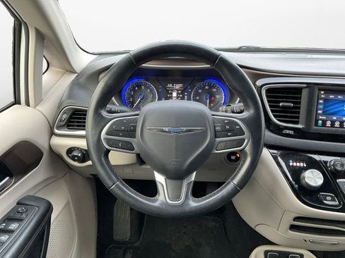 Used 2018 Chrysler Pacifica Touring-L image 12