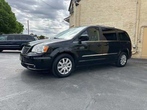Used 2015 Chrysler Town & Country Touring FWD image 1
